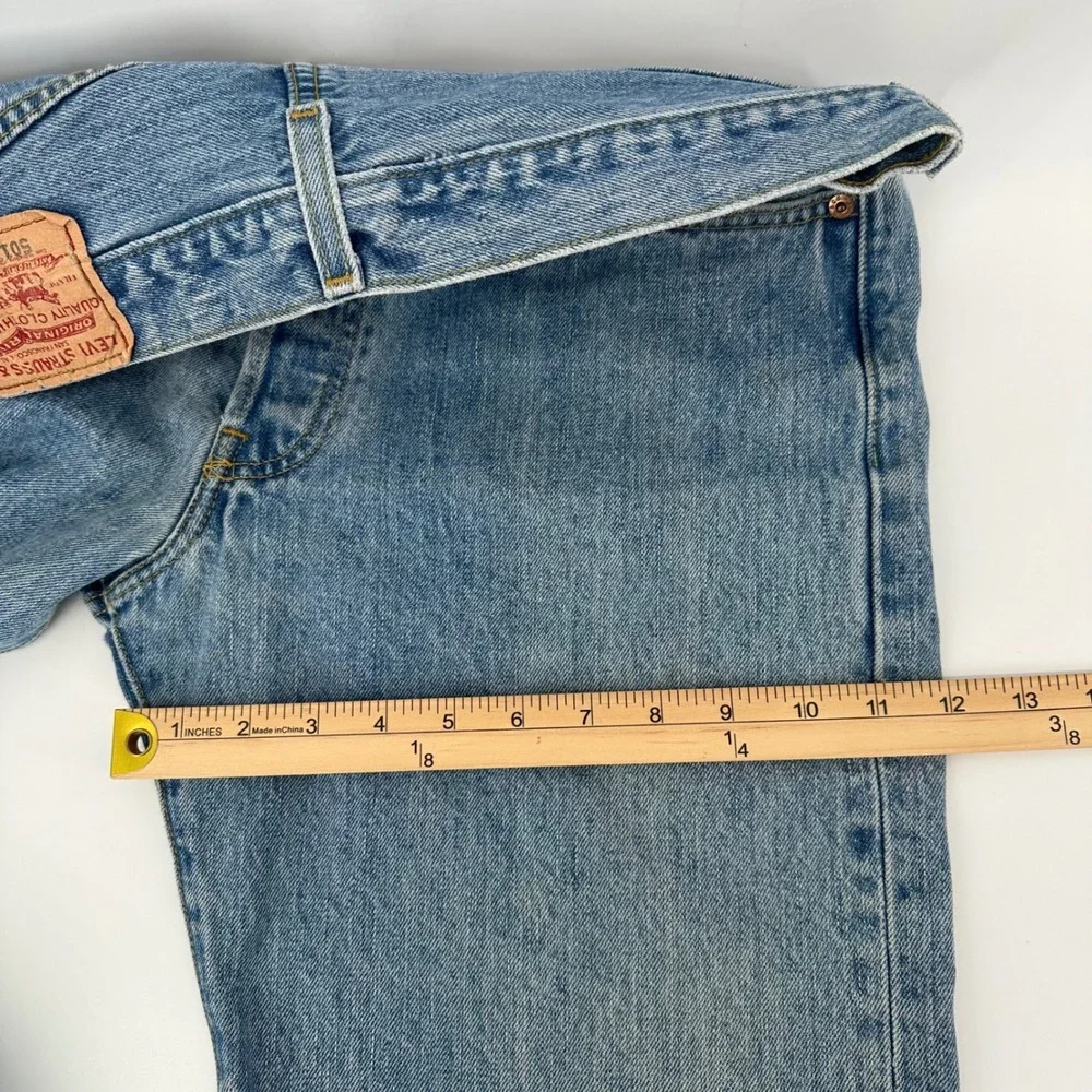 Vintage Levis 501 Mens 33x32 Light Wash Blue Straight Leg Button Fly Jeans 2004